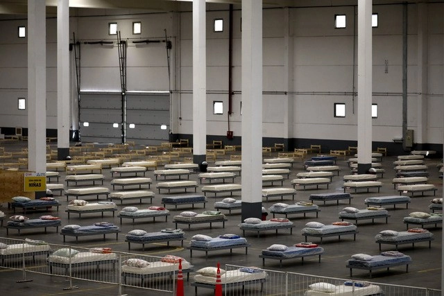  Camas en un almacén reacondicionado como centro de atención de pacientes con Covid-19 en Buenos Aires, Argentina. Foto Ap