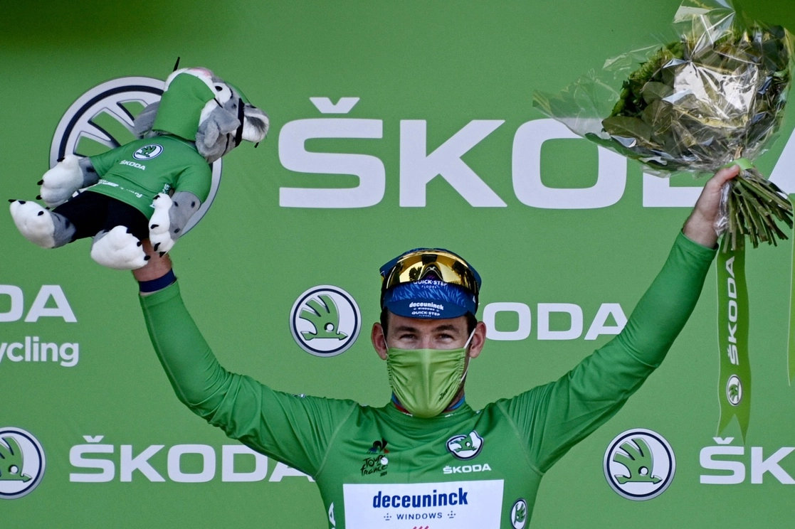 El velocista británico Mark Cavendish ganó al esprint en la 13ª etapa del Tour de Francia, con final en Carcasona, e iguala el récord de 34 triunfos parciales en la Grande Boucle de la leyenda del ciclismo belga Eddy Merckx, el 9 de julio de 2021. Foto Afp