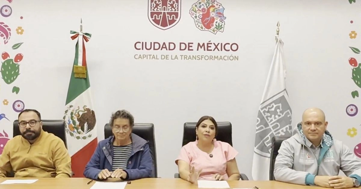La Jefa de Gobierno de la CDMX, Clara Brugada (c) durante el reporte de incidencias por lluvias. Imagen tomada del video publicado en 