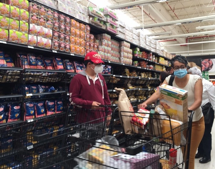 Compras en un supermercado de Ciudad de México, el pasado 6 de junio. Foto Guillermo Sologuren