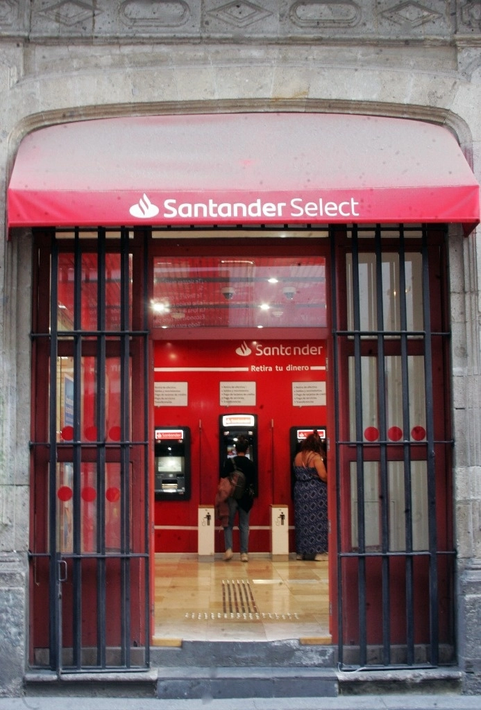 Una sucursal de banco Santander en la CDMX. Foto Roberto García Rivas