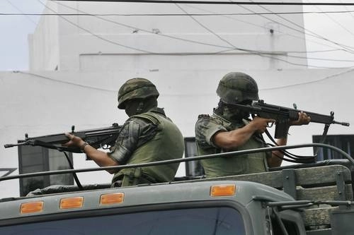 En la imagen, soldados llevan a cabo un operativo de vigilancia en el Estado de México. Foto Víctor Camacho / Archivo