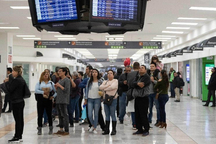 Personas observan información sobre sus vuelos en el AICM el pasado 24 de enero de 2019. Foto Pablo Ramos