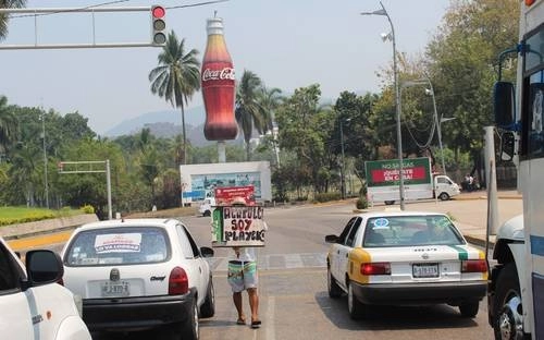 Niños y jóvenes de Acapulco, Guerrero, piden dinero en los cruceros en medio de la crisis económica ocasionada por la pandemia de Covid-19. Foto Héctor Briseño