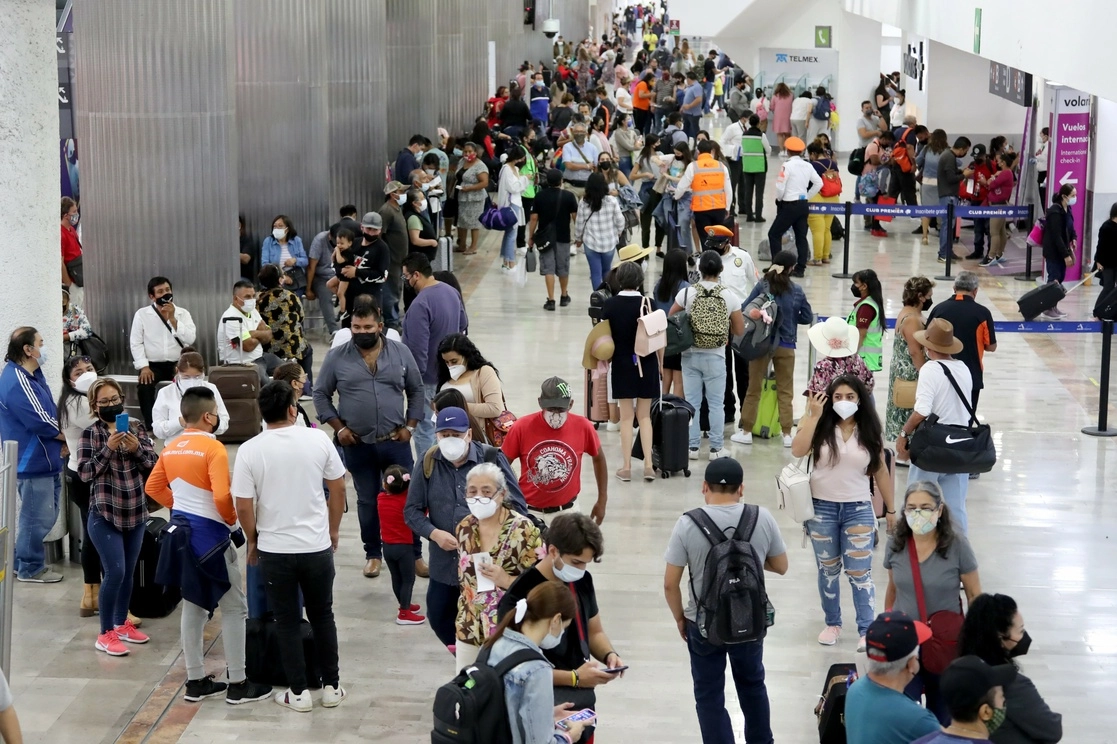 Pasajeros en el Aeropuerto Internacional de la Ciudad de México. Foto Roberto García Ortiz / Archivo