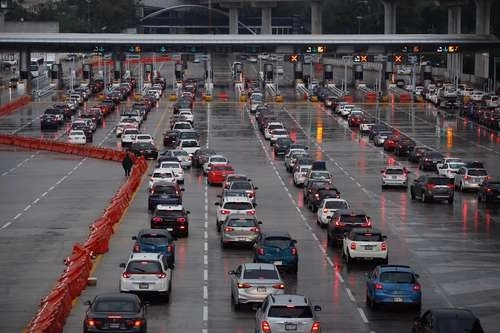 De los automovilistas que circulan en la ciudad, 50 por ciento emplacan sus vehículos en el Edomex y 5 por ciento en Morelos, porque allá no se cobra tenencia. Foto Cristina Rodríguez