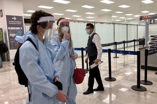 El turismo nacional y extranjero fue el primer sector en resentir el brote de Covid-19 al comenzar este año. En la imagen, usuarios arriban a la terminal uno del Aeropuerto Internacional de la Ciudad de México, con trajes especiales para protegerse del Covid-19. Foto Luis Castillo
