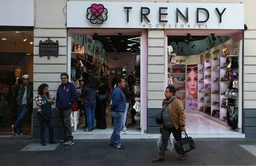 Las posibilidades que tienen de los miembros de un hogar–comparadas con las de hace un año– para realizar compras de muebles, televisiones y bienes duraderos en febrero, se incrementó en 0.3 unidades. Foto Jesús Villaseca / Archivo