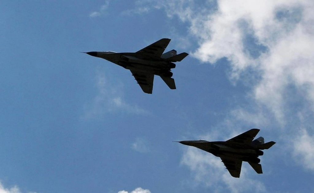 Ya el pasado viernes se produjo un incidente similar cuando dos cazas F-16 polacos interceptaron el mismo avión ruso, según relató el Comando Operacional de Polonia en su perfil oficial en la red social X, antes Twitter. Foto tomada de X.