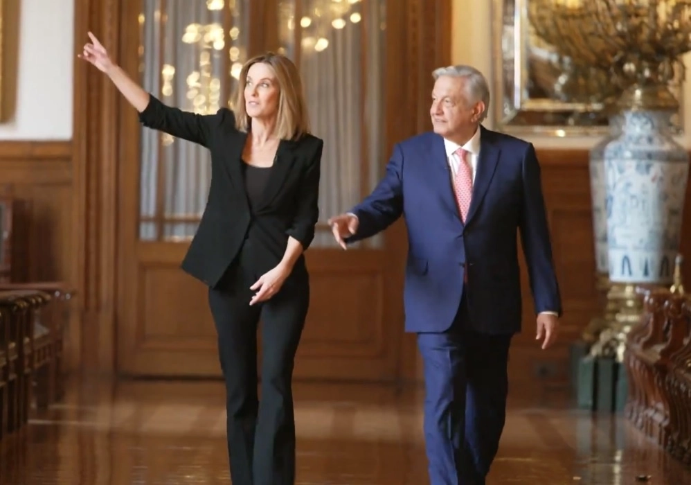 La periodista Sharyn Alfonsi y el presidente López Obrador, en pasillos de Palacio Nacional. Imagen tomada de un video difundido en X @60Minutes
