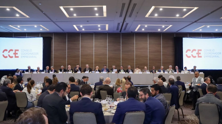 Marcelo Ebrard se reunió con integrantes del CCE y su dirigente, Francisco Cervantes Díaz. Foto tomada de Twitter @fcervantes5
