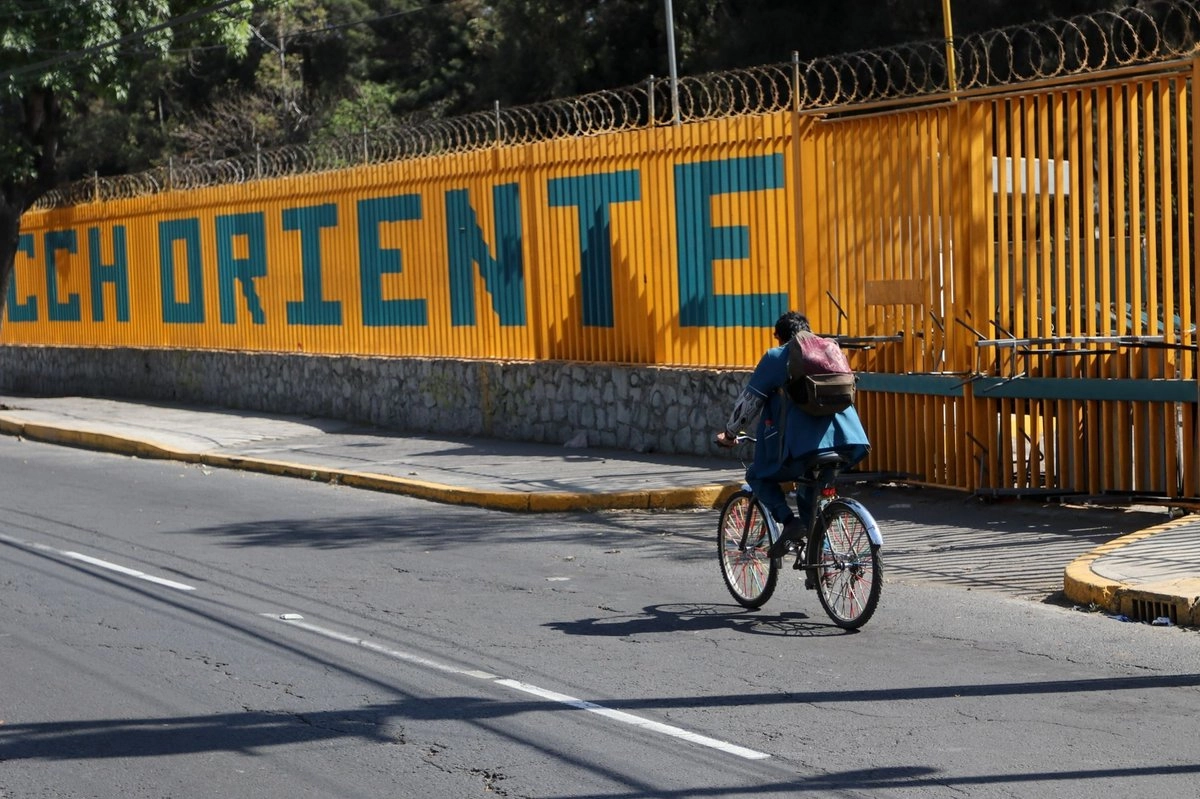 Para reforzar la seguridad dentro del plantel “todo objeto o bolsa de gran tamaño será revisado por el personal de vigilancia”, informó el CCH Oriente. 