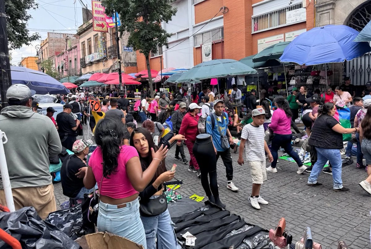 El aumento de la informalidad y los negocios chinos en el Centro Histórico, sumados a la falta de compromiso de las autoridades para combatirlos u ordenarlos, han acentuado el desplazamiento del comercio local. Foto