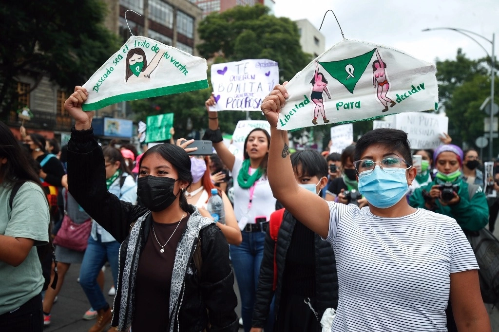 Organizaciones feministas han marchado en demanda de la despenalización total del delito de aborto, como la realizada el 28 de septiembre de 2022 en la CDMX, en el contexto de la Acción Global por el Acceso al Aborto Legal y Seguro. Foto Cristina Rodríguez