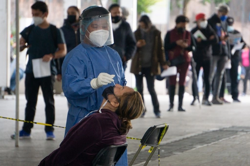 Personal médico realiza pruebas de detección de Covid-19 en el quiosco de salud instalado en el parque Central en la alcaldía Iztapalapa, en la Ciudad de México, el 2 de julio de 2021. Foto Pablo Ramos