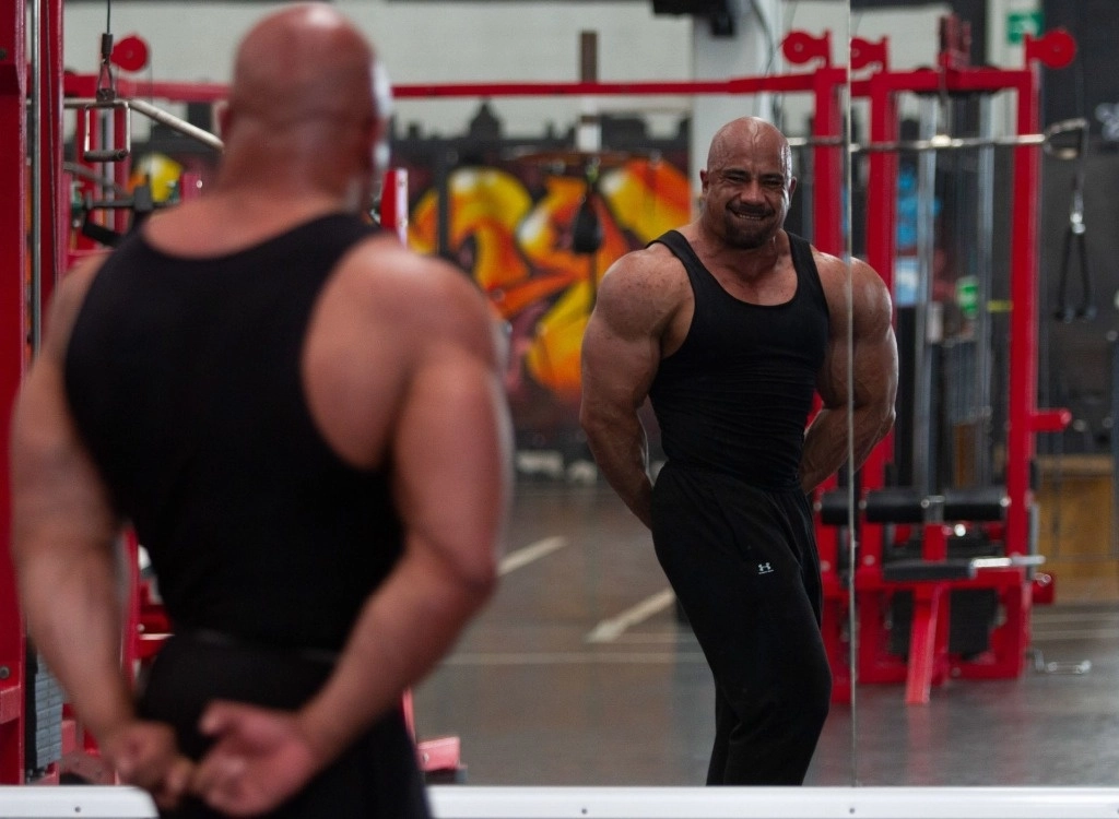 El fisicoculturista de 37 años, Aldo Paredes Flores, posa para una foto mostrando sus músculos en el Gimnasio "Body Work Gym and Fitness Izcalli". Foto Cuartoscuro / archivo 