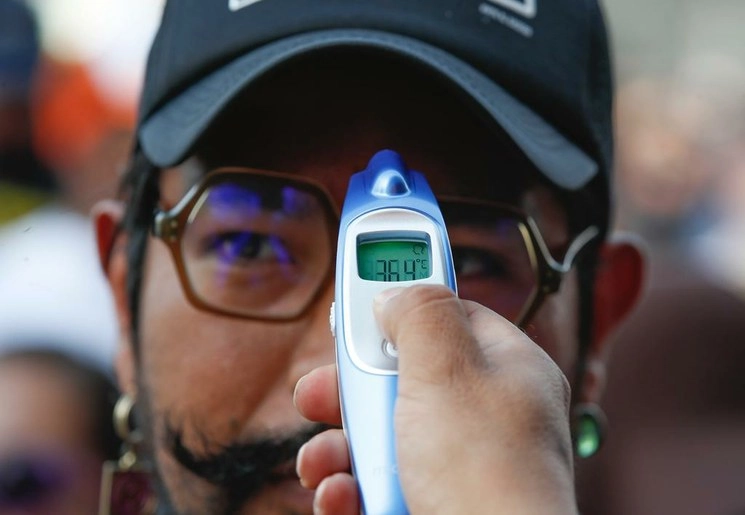 El gobierno de la CDMX prevé destinar 100 millones de pesos para atender la emergencia del Covid-19. En imagen, revisión de temperatura corporal durante el Vive Latino. Foto Víctor Camacho