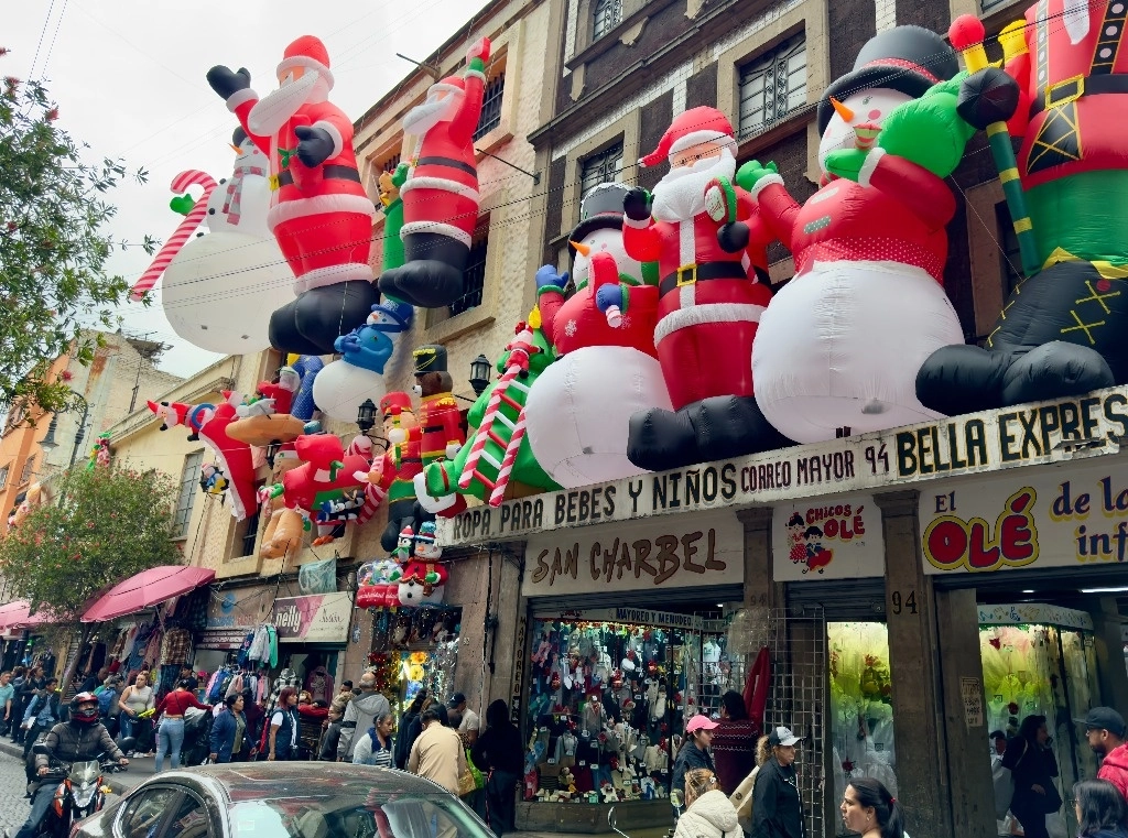 Compra y venta de artículos de temporada en el Centro Histórico de la Ciudad de México, el 20 de noviembre de 2024. Foto Roberto García Ortiz