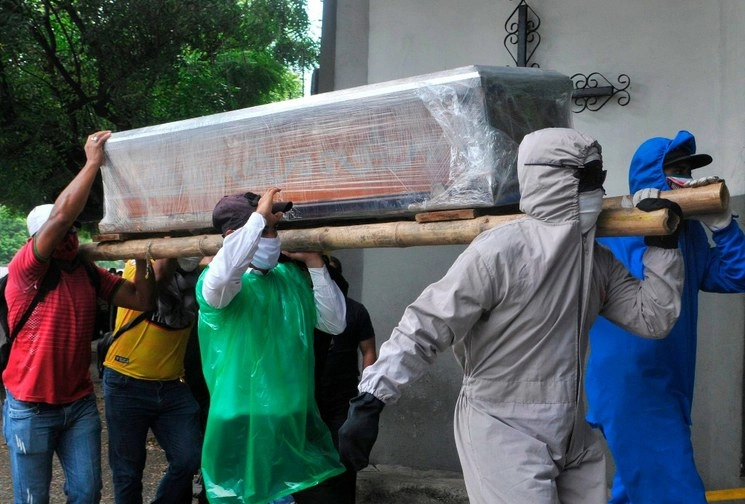 Funeral de una víctima de Covid-19, en Ecuador. Foto Afp