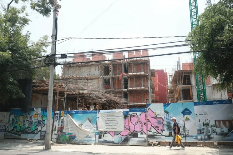 Desarrollo habitacional sobre la avenida Coyoacán. Foto Luis Castillo / Archivo