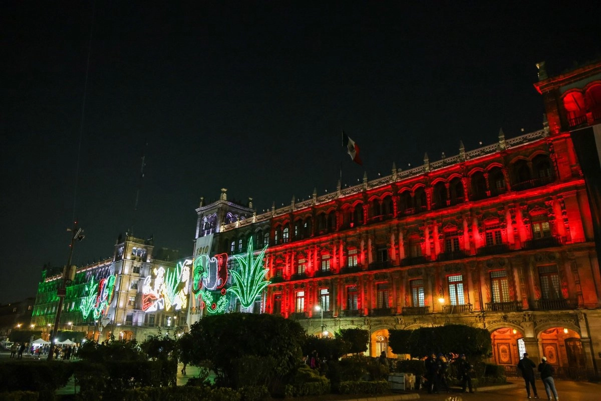 En los edificios se colocó un diseño de banderines tricolores adornados con maguey y hojas de laurel. Foto tomada de la cuenta de X 