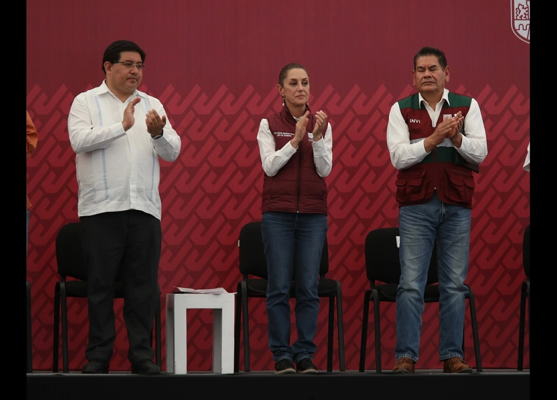 José Carlos Acosta Ruiz, alcalde de Xochimilco, Claudia Sheinbaum, jefa de Gobierno de CDMX y  Anselmo Peña Collazo, Director General del INVI. Foto María Luisa Severiano