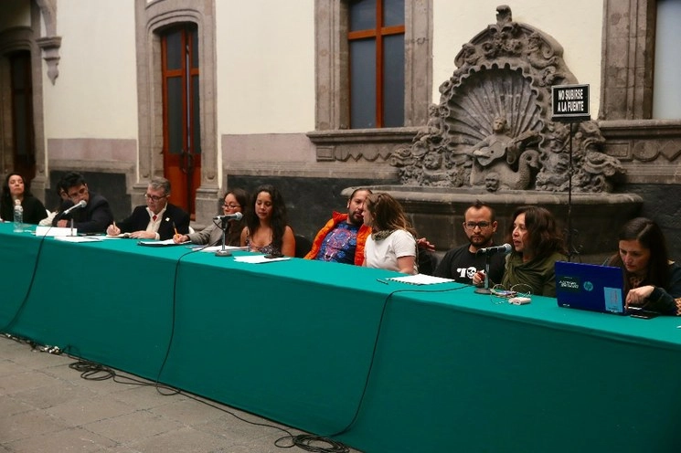 Diálogo entre autoridades de la secretaría de cultura y artistas por los adeudos salariales. Foto Jesús Villaseca