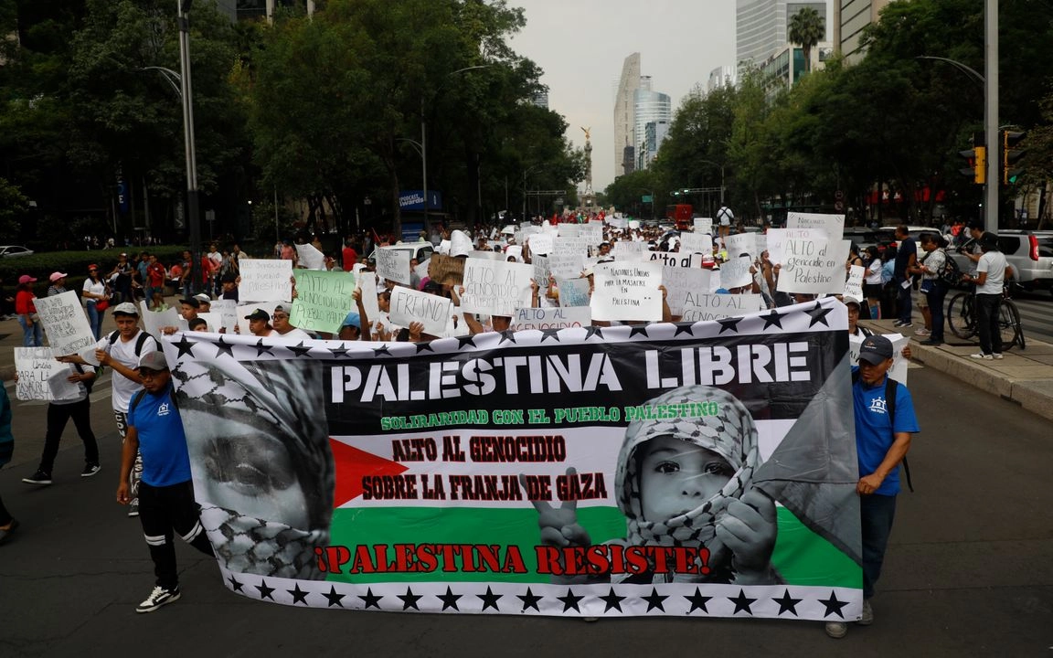 "No vamos a rendirnos, queda claro que el pueblo palestino jamás dejará de exigir su libertad", expresó Nadya Rasheed, embajadora de Palestina en México, durante un mitin en el Zócalo por el 77 aniversario del Nakba, tras una marcha que partió del Ángel de la Independencia con la presencia de un amplio contingente de la CNTE. En tanto, Israel anunció que permitirá el ingreso de cantidades limitadas de alimentos a Gaza, después de que su ejército empezó "extensas operaciones terrestres" en el norte y el sur del enclave. 