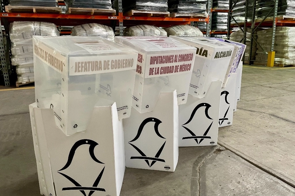 En el almacén del Instituto Electoral de la Ciudad de México, ubicado en la calle Manuel M. Flores número 35, colonia Santa Ana Poniente, en la alcaldía Tláhuac, continúa el proceso de reciclaje de materiales electorales para utilizarlos en los comicios de 2024.Foto Roberto García Ortiz 