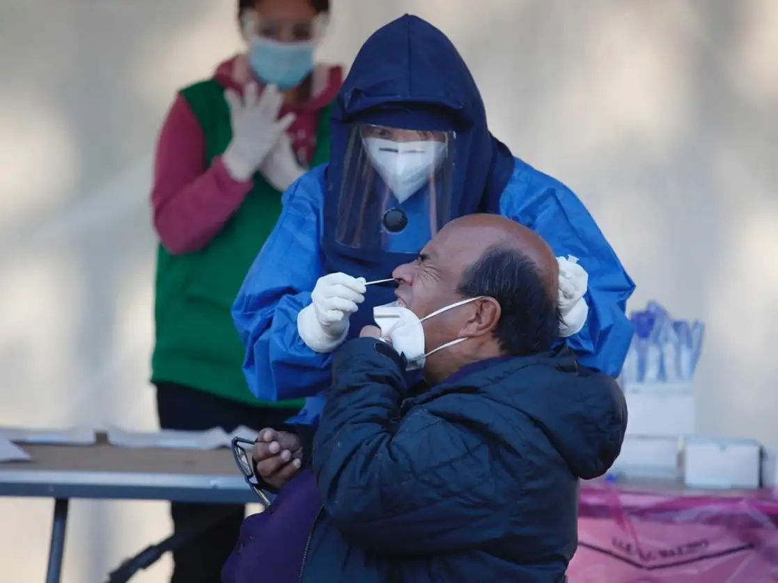 Personal médico realiza una prueba rápida de detección de Covid-19 en el macro quiosco instalado en la explanada de la alcaldía Benito Juárez, Ciudad de México, el 4 de enero de 2021. Foto Cristina Rodríguez