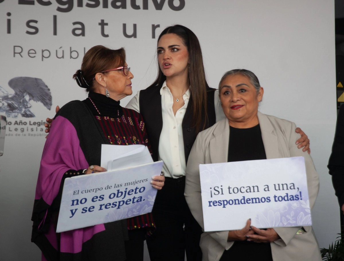 Malú Micher, acompañada de senadoras de distintos partidos políticos encabezaron conferencia de prensa para posicionarse en contra del acoso sexual que sufrió ayer Claudia Sheinbaum, presidenta de México. 