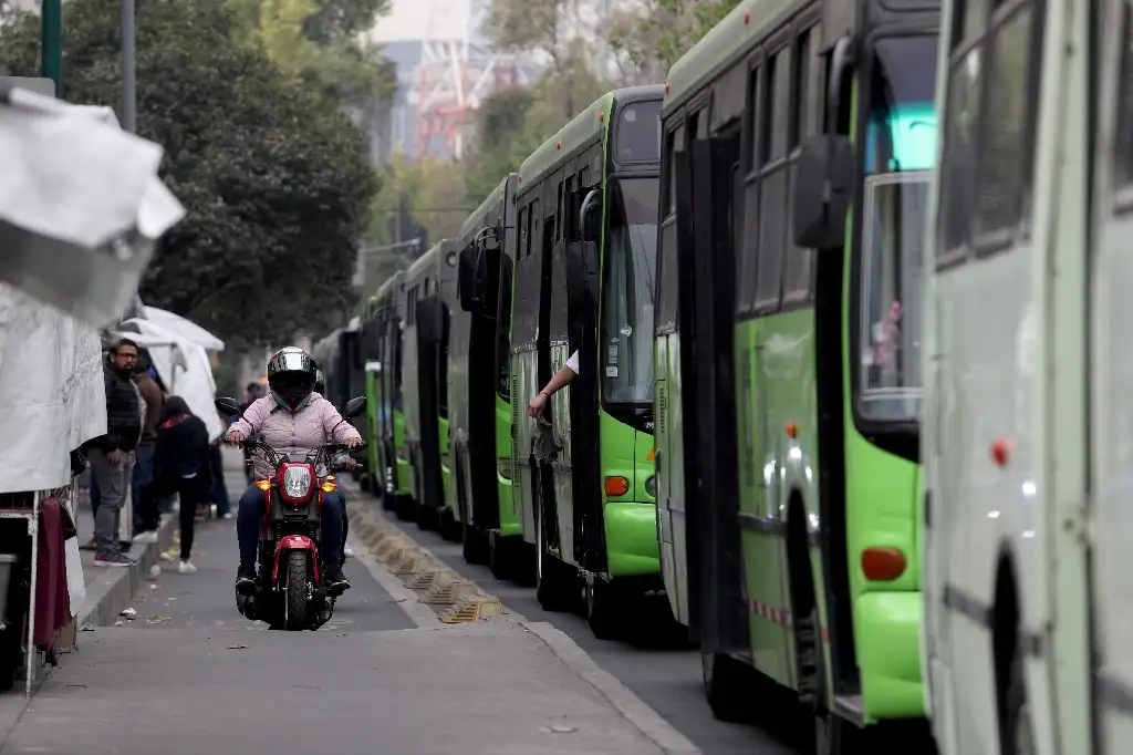 En el último año se incrementó el número de estos vehículos que circulan en la capital al pasar de 528 mil a más de 700 mil unidades, de acuerdo con la Secretaría de Movilidad. Foto Alfredo Domínguez