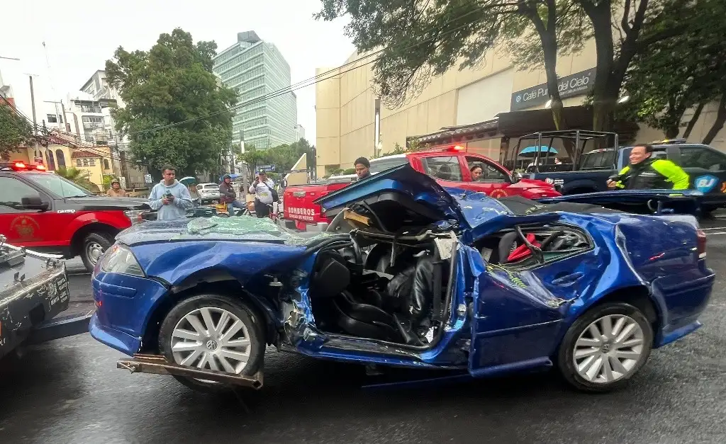 Equipos de emergencia liberaron el auto.Foto: Víctor Camacho  