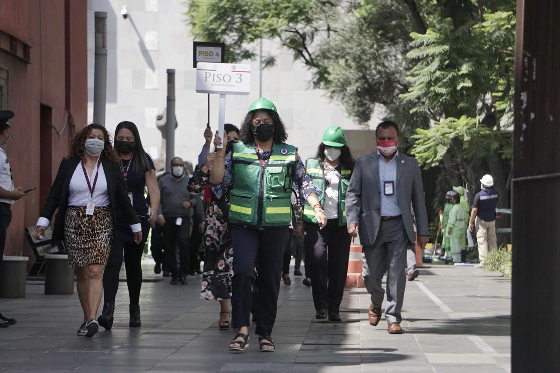 Brigadistas dirigen a un grupo de ciudadanos durante un simulacro en la Ciudad de México. Foto Pablo Ramos / Archivo
