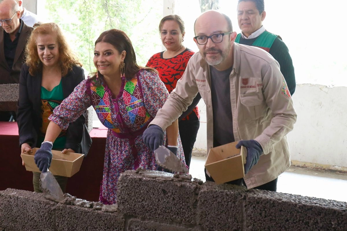 La jefa de Gobierno, Clara Brugada, y el secretario de Desarrollo Urbano y Vivienda, Inti Muñoz, dieron el primer paso al proyecto de vivienda en renta en la calle 5 de Febrero. Foto 