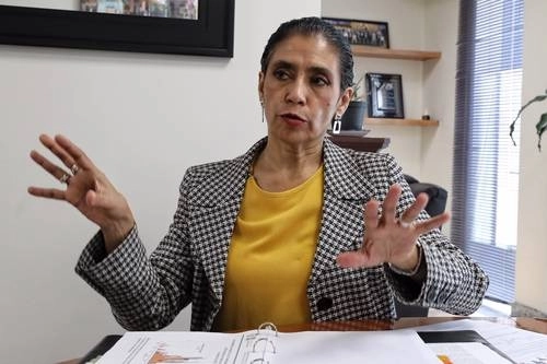 La secretaria de Salud de la Ciudad de México, Oliva López Arellano, en entrevista con este diario confió en que una vez concluida la aplicación de la primera dosis de la vacuna contra el Covid-19 a los mayores de 18 años de edad, se romperá la cadena de contagios y se avanzará hacia una nueva normalidad. Foto Marco Peláez
