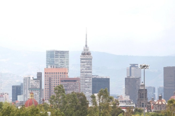 Según una herramienta desarrollada por Greenpeace e IQAir AirVisual, la CDMX se ubica en el quinto lugar de las ciudades más contaminadas del mundo. Foto Roberto García Ortiz