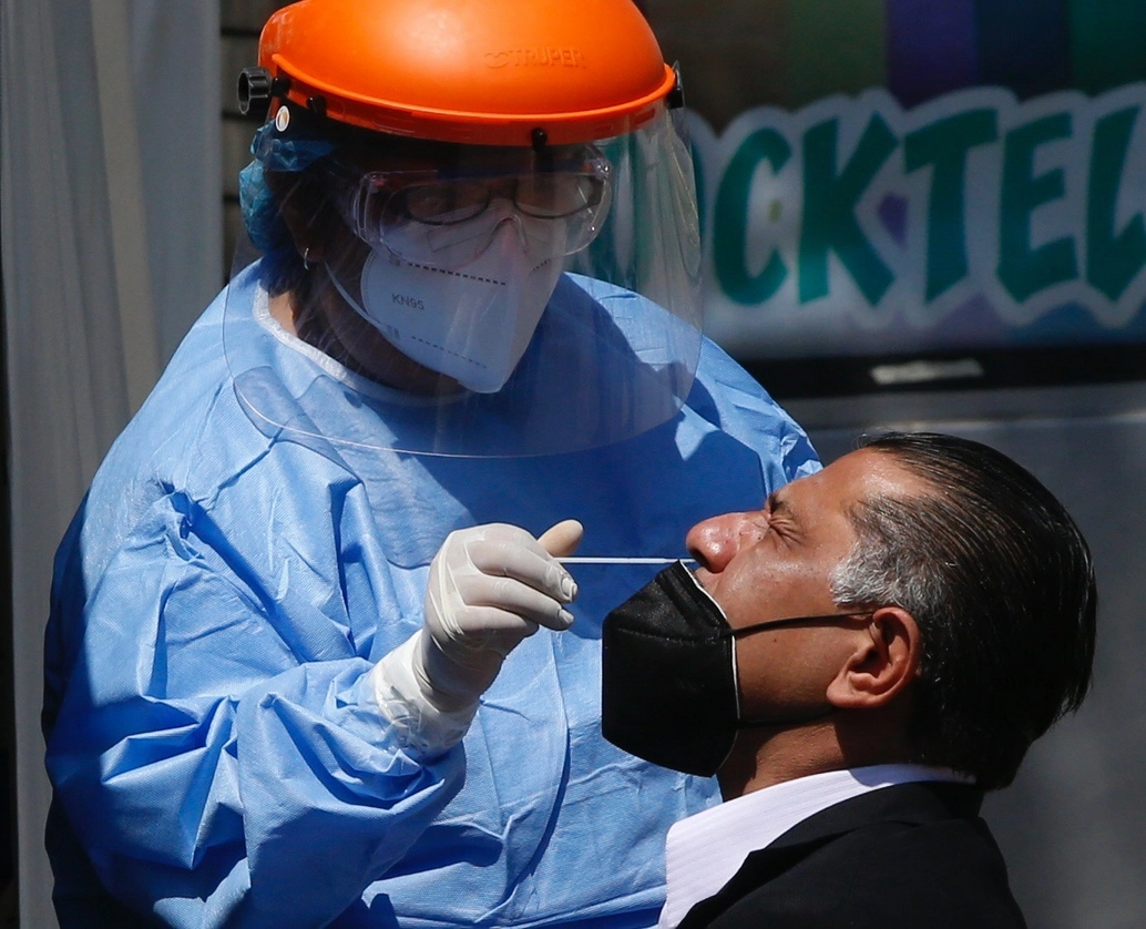 El número de personas que acude a los kioscos de la salud para hacerse la prueba del Covid-19 ha disminuido notablemente. Foto Guillermo Sologuren
