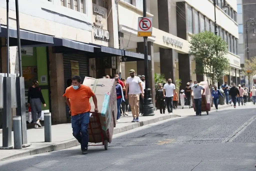 Cargadores en el primer cuadro de la ciudad. Foto: Yazmín Ortega