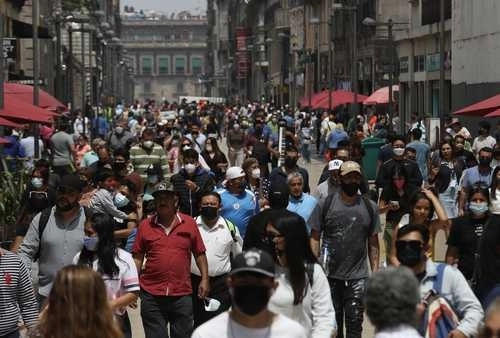La recomendación de evitar aglomeraciones en la tercera ola de acelerada transmisión de coronavirus no se observa en la dinámica de las calles del Centro Histórico. El uso correcto del cubrebocas tampoco es generalizado. Foto Yazmín Ortega Cortés