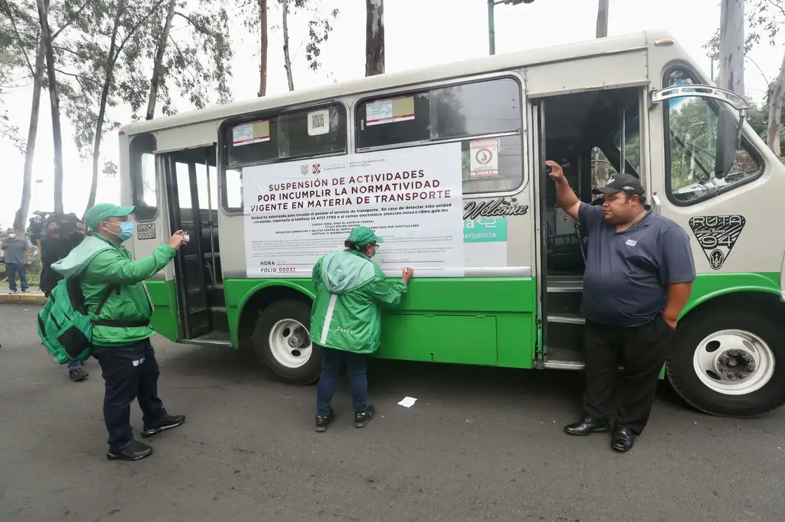 En el primer día de operativos de revisión para vigilar que no se cobre más de la tarifa autorizada y se cumplan con las mejoras en el servicio, en 76 unidades se colocaron sellos de suspensión de actividades y dos fueron remitidas al corralón. Las sanciones fueron por no contar con licencias tipo C, póliza de seguro, carecer de uniforme o que el conductor lleve un acompañante. En general, las autoridades consideraron que 92 por ciento de choferes cumplieron con los acuerdos; sin embargo, gran número de concesionarios evitaron circular para evitar las multas. Foto Luis Castillo