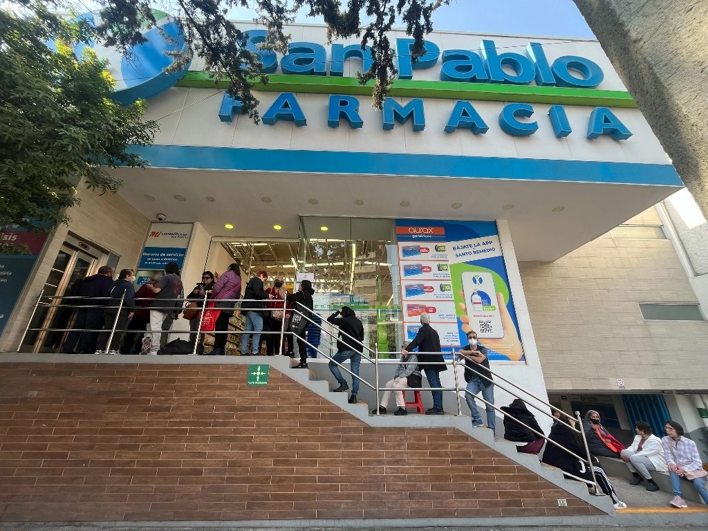 Filas desde las 6:30 horas para aplicarse el biológico de Pfizer. Foto Víctor Camacho