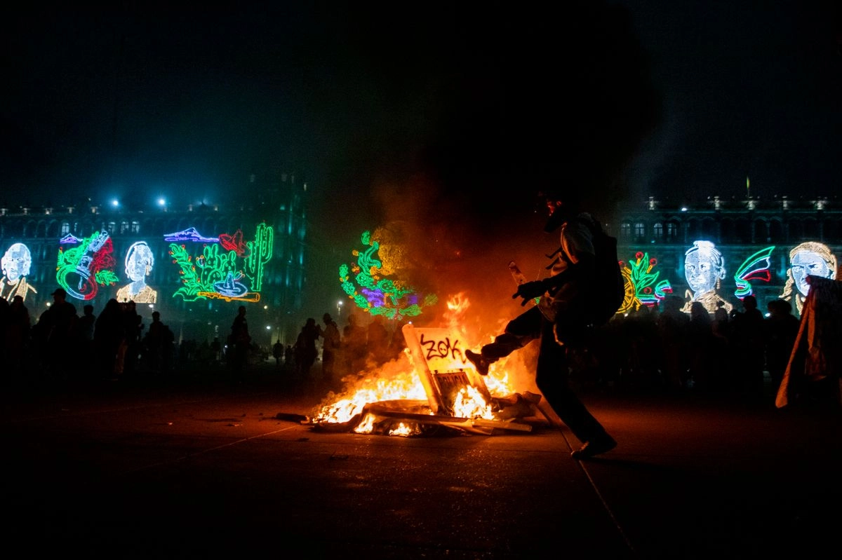 Cientos de estudiantes, activistas y sociedad civil marcharon el 2 de octubre para conmemorar el 57 aniversario de la matanza de estudiantes en Tlatelolco en 1968 por parte del ejército mexicano. Después de mas de una hora de enfrentamientos, manifestantes concluyeron la movilización con una fogata de escudos que le habían quitado a la policía. Foto 

