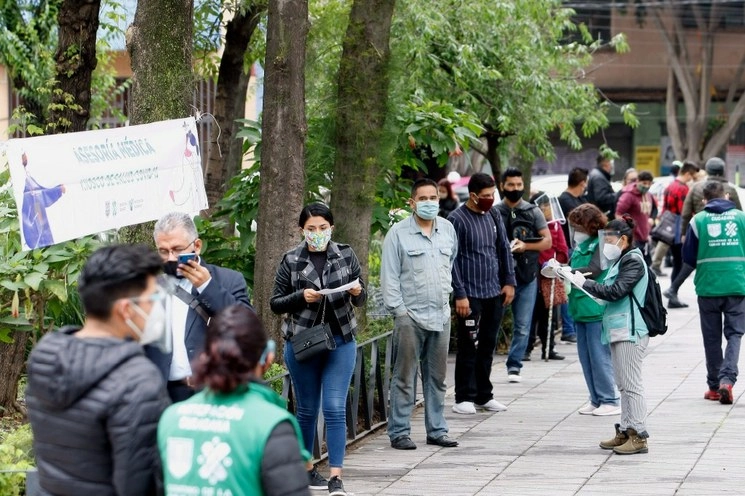 Personas esperan para realizarse la prueba de detección de Covid-19 en la colonia Doctores, alcaldía Cuauhtémoc. Foto Roberto García Ortiz