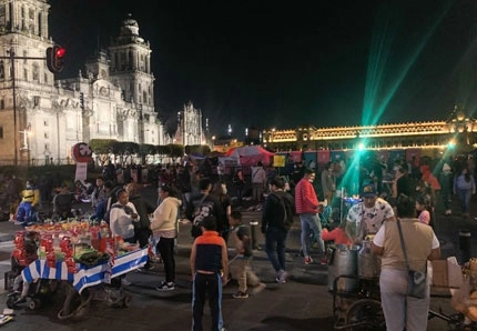 Las aglomeraciones cada vez son más constantes en calles y comercios de la Ciudad de México sin respetar las medidas para evitar los contagios de Covid-19, pese a la advertencia de autoridades del repunte en el número de casos. La imagen, en el Zócalo. Foto Pablo Ramos