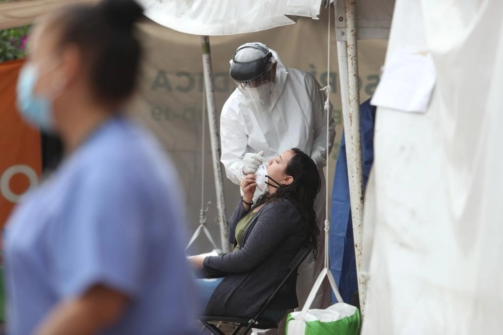 Ciudadanos acuden a un kiosco de la salud para realizarse la prueba de detección contra el Covid-19, en la alcaldía Cuauhtémoc. Foto Yazmín Ortega Cortés