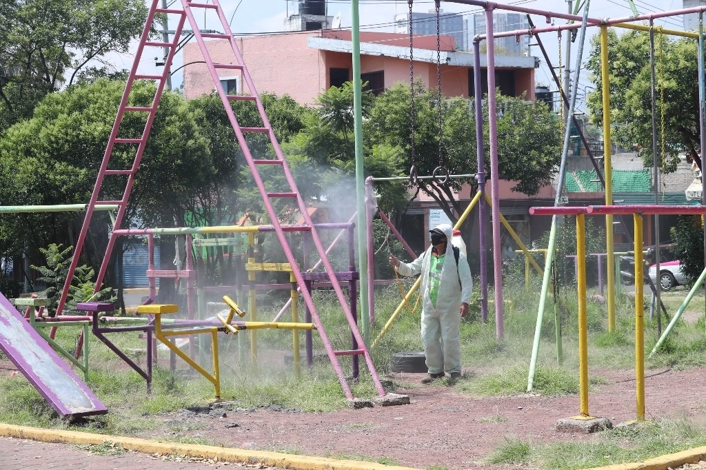 Trabajadores de Coyoacán sanitizan un parque de la colonia Santa Úrsula. Foto Marco Peláez