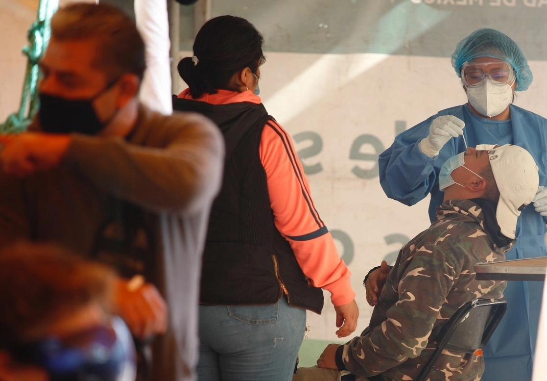 Ciudadanos acuden al quiosco de salud ubicado en la explanada de la alcaldía Iztacalco, para acceder a pruebas de detección rápida de Covid-19, el 25 de agosto de 2021. Foto Cristina Rodríguez