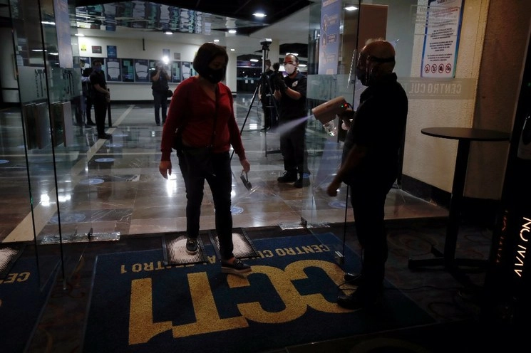 Acceso principal a la sala del Centro Cultural Teatro 1 con las medidas pertinentes de seguridad ante la pandemia de Covid-19. Foto Cristina Rodríguez