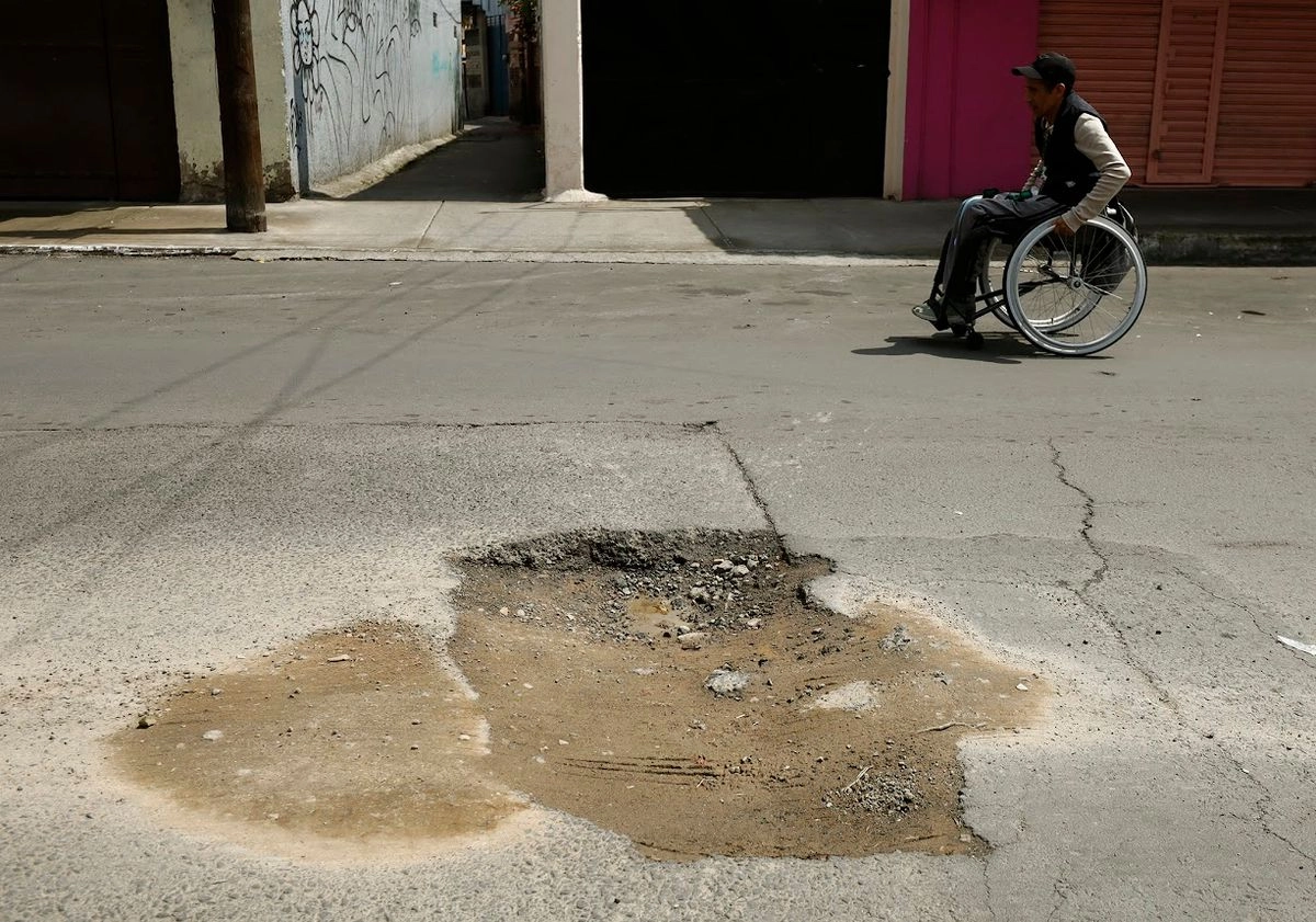 Peatones y personas con discapacidad deben enfrentar diariamente las dificultades que les impone el deterioro de banquetas y vialidades en la Ciudad de México. 